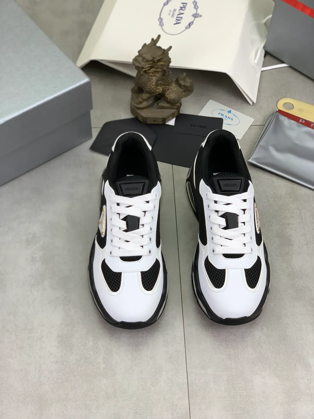 Men's men's shoes 💰P660 💰[New model] The top version is now available on the official website, 🆘 Air-cushion shock-absorbing thick-soled trendy brand (Prada) is the main popular model, avant-garde and versatile fashionable men's shoes, private version mold opening, cowhide surface splicing 1:1.. Simple fashion, original imported cowhide feet; the atmosphere and personality are more fashionable, eye-catching and pursuing class. It will subvert the old idea and be a must-have for fashion trendsetters with you! Must keep it for yourself ! Tall and comfortable, large and low, high-end quality workmanship. Code number: 38-45; 4 colors available.